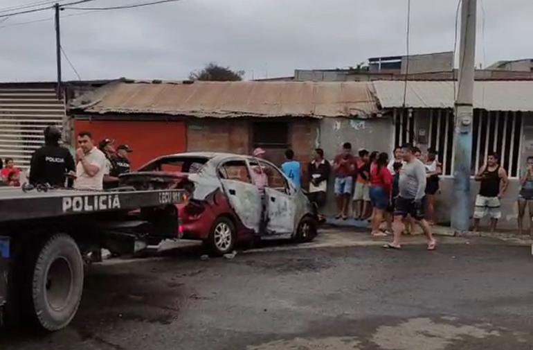 Así quedó el vehículo incendiado en Manta.