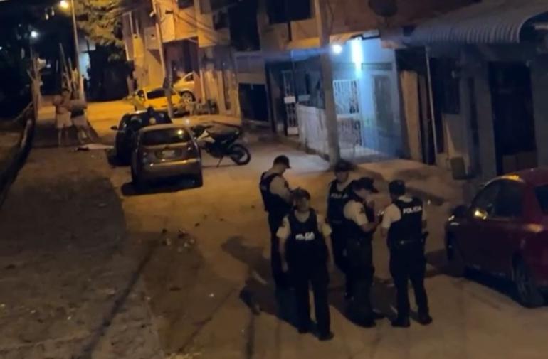 Policías recorren el barrio La Ensenadita, Manta, donde se registró un crimen.