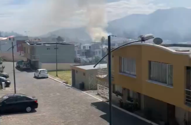 Vista del incendio en vía al valle de los Chillos.