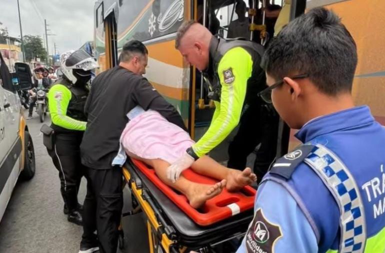 La mujer fue asistida por agentes de tránsito en Machala.