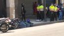 La víctima mortal quedó tendida en la vereda, junto a la moto que conducía.