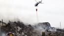 Un helicóptero de aeropolicial ayudó a controlar las llamas lanzando aguas desde el cielo.