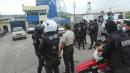 Después de las nueve de la mañana de ayer aumentaron el número de agentes policiales para el control en los centros carcelarios de Guayaquil.