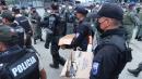 n cartones y fundas los policías retiraban las armas cortopunzantes encontradas en la ‘Peni’.