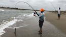 Pescadores de playa coge pez 2