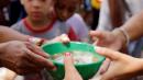 Se dona dinero para bajar los índices de desnutrición en Ecuador.