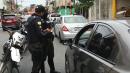 La policía realiza operativos en el lugar donde asaltaron a una farmacia.