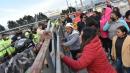Familiares piden a gritos información de los reos en las afueras de la cárcel de Cotopaxi
