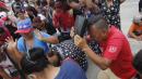 Familiares de presos oran de rodillas afuera de la 'Peni'