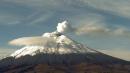 El volcán Cotopaxi, de Ecuador, emite gases y vapor de manera continua