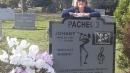 Johnny Pacheco tumba y esposa