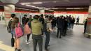 En las boleterías del Metro de Quito se acumularon los usuarios, lo que generó inconvenientes y malestar.
