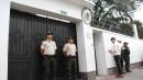Miembros policiales fueron ubicados en la parte externa de la Embajada de México.