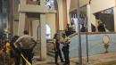 La Policía recoge indicios dentro de la iglesia, investigan las causas del crimen.
