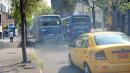 Lugareños reclaman que algunos conductores de buses compiten en las angostas calles de La Mariscal.