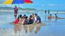 Las personas pasan el feriado en la playa de Atacames.