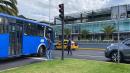 Controladores de buses deben bajar para hacer que el tráfico fluya en una intersección del norte de Quito.