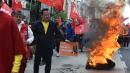 Durante la manifestación empezaron a quemar llantas.