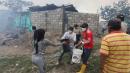 Habitantes intentan apagar el fuego y salvar sus hogares.