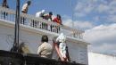 El cuerpo estaba colgando de un edificio municipal, en Cayambe.