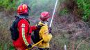 Bomberos ayudan a detener el incendio en Esmeraldas.