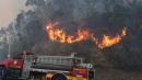 Las llamas no cesan pese al esfuerzo del Cuerpo de Bomberos de Quito.