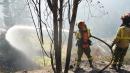 Miembros del Cuerpo de Bomberos siguen en actividades para controlar las llamas.