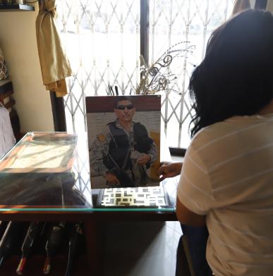 La hija de Gustavo Villalva mira la foto donde aparece vistiendo el uniforme de las FF.AA.