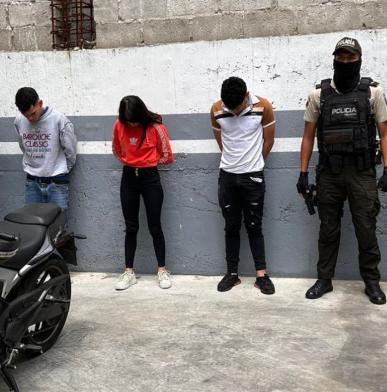 En total, tres personas fueron detenidas para investigaciones tras el robo a una ciudadana, en el norte de Quito.