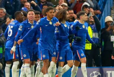 Moisés Caicedo (izq.) celebra con sus compañeros del Chelsea contra Barcelona.