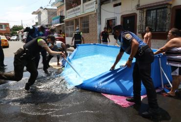 Policías y personal del Municipio desmontaron las piscinas.