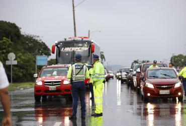 Autoridades realizan controles sobre todo en los peajes.