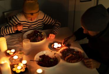 Algunas personas tienen que utilizar velas ante la falta de energía eléctrica.