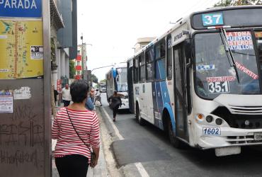 Aglomeración de buses urbanos en la calle Esmeraldas provoca leves temblores en la zona, según moradores.