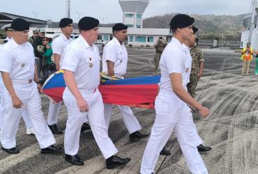 En Esmeraldas, hubo homenaje póstumo a un policía.