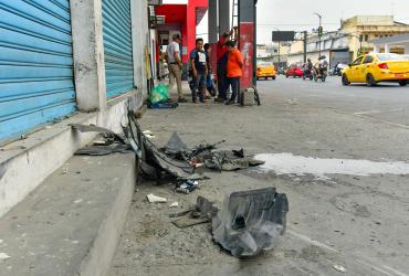 El vehículo en el que iba la víctima se impactó contra un local. Piezas del coche se desprendieron y quedaron tiradas.