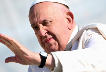 El Papa Francisco saluda al llegar a la audiencia general semanal en la Plaza de San Pedro, Ciudad del Vaticano, 06 de noviembre de 2024.