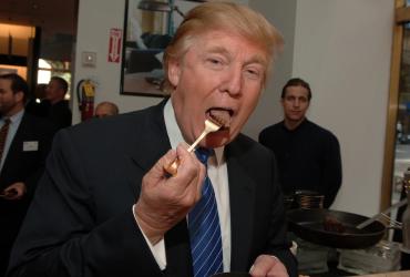 Donald Trump prefiere comer la carne bien cocida para evitar ingerir gérmenes.