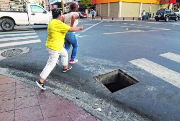 DENUNCIA DE BASURA Y HUECOS EN LA CALLE RUMICHACA