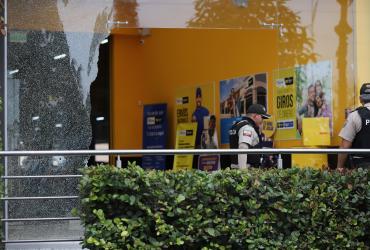 Una puerta del centro comercial quedó hecha pedazos durante el robo. Ocurrió en Guayaquil.