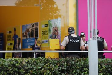 Un violento robo se cometió en un centro comercial del norte de Guayaquil.