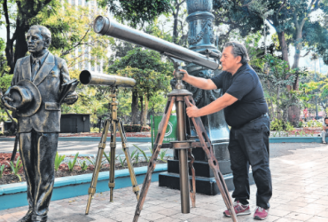 Reyes coloca el viejo telescopio junto al monumento a Ortega en el parque Centenario, centro de Guayaquil.