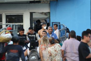 Presos saliendo de la Penitenciaría del Litoral