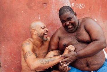 Adriano junto a uno de sus amigos de la favela de Brasil.