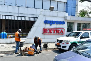 Equipo de trabajadores exploró el daño en el cableado.