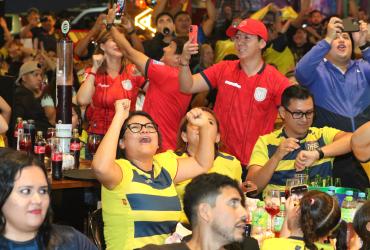 Hinchas celebran los goles de Ecuador.