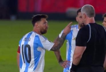 Captura de pantalla del momento en que Messi aparentemente insulta al juez del partido.