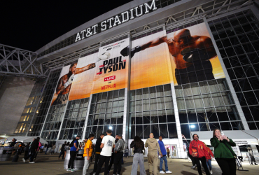 Los aficionados llegan al estadio AT&T para ver la pelea.