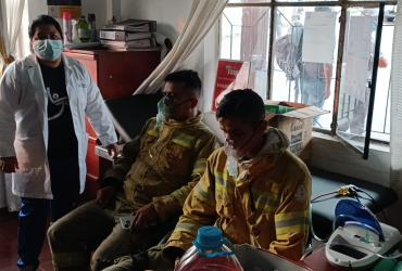 Miembros del Cuerpo de Bomberos intentan luchar contra el fuego.