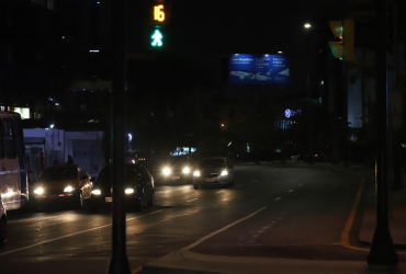 Movimiento en la avenida Francisco de Orellana en Guayaquil durante los apagones.